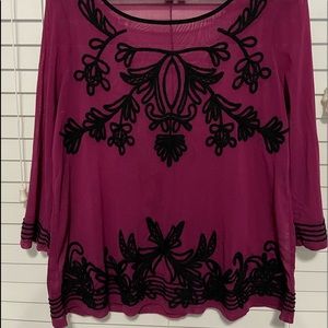 Ladies Lg sheer top loose fitting very nice with black Appliqué on front